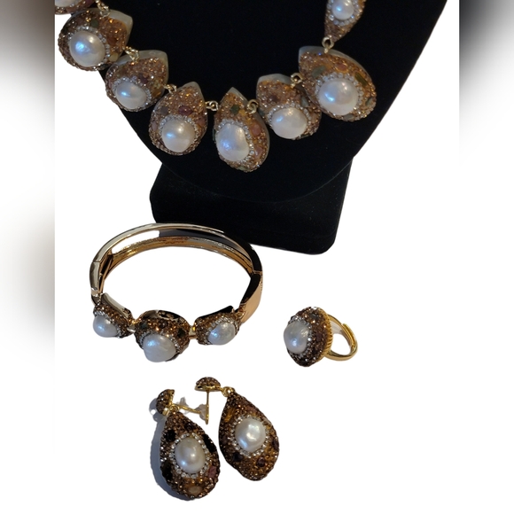 NEW Stunning Simulated Pearl, Stones, and Gold Tone Jewelry Set - Picture 3 of 6
